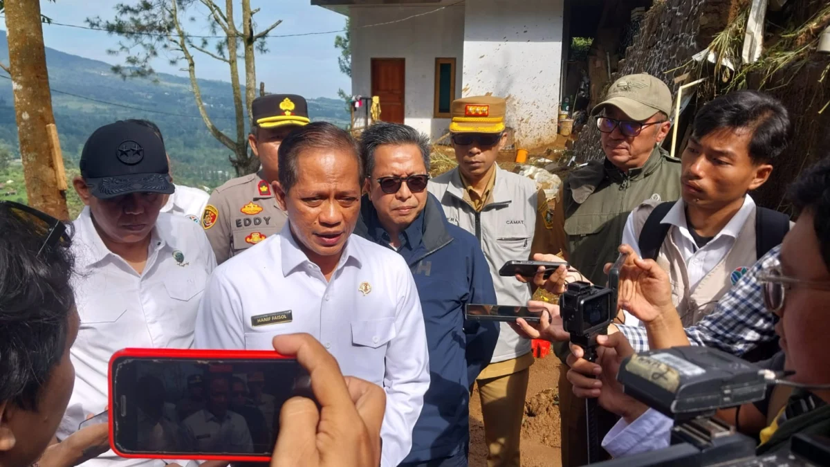 Menteri Lingkungan Hidup Minta Bupati Bogor Susun Kajian Lingkungan di Megamendung Menteri Lingkungan Hidup Minta Bupati Bogor Susun Kajian Lingkungan di Megamendung