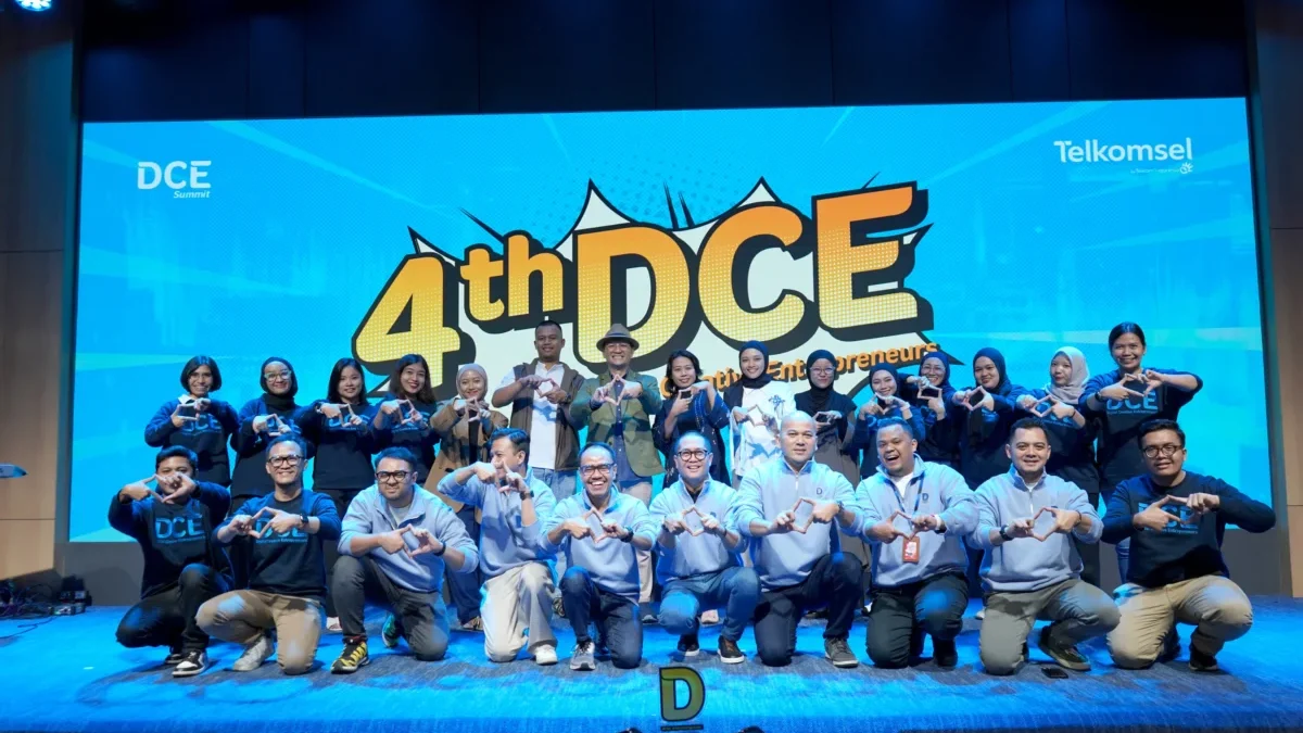 Enam Dekade Telkom: Langkah Cepat, Tumbuh Bersama untuk Masa Depan Digital Indonesia Dewan Komisaris Telkom, Jajaran Direksi Telkom, dan perwakilan karyawan Telkom saat acara syukuran Hari Ulang Tahun (HUT) ke-60 Telkom, di Telkom Landmark Tower, Jakarta, pada Senin (7/7).