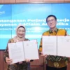 Direktur Utama AdMedika Dian Prambini (kiri) dan Direktur Utama BPD Kalsel Fachrudin (kanan) saat acara penandatanganan Kesepakatan kerja sama antara AdMedika dan BPD Kalsel di Telkom STO Gambir, Jakarta, pada Jumat (4/7).