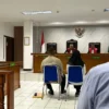 Ketua DPRD Banjar Dadang Ramdhan Kalyubi dan mantan Sekretaris DPRD Banjar Rachmawati hadir dalam sidang perdana kasus dugaan korupsi tunjangan perumahan dan transportasi periode 2017-2021, di Pengadilan Tipikor Bandung, Senin (14/7/2025). (Cecep Herdi/Jabar Ekspres)
