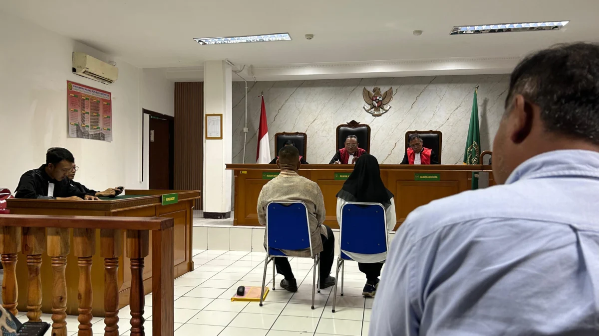 Ketua DPRD Banjar Dadang Ramdhan Kalyubi dan mantan Sekretaris DPRD Banjar Rachmawati hadir dalam sidang perdana kasus dugaan korupsi tunjangan perumahan dan transportasi periode 2017-2021, di Pengadilan Tipikor Bandung, Senin (14/7/2025). (Cecep Herdi/Jabar Ekspres)