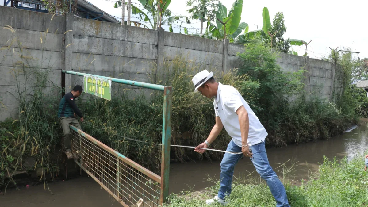 Bupati Bandung Dadang Supriatna saat mendatangi lokasi banjir dan membangun Pintu Penahan Air di sekitar Jembatan Pasigaran Dayeuhkolot.