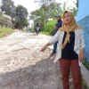 Anggota DPRD Kabupaten Sumedang, Sonia Sugian soroti rusaknya jalan kabupaten yang menghubungkan dua Dusun di Desa Cikahuripan, Kecamatan Cimanggung.