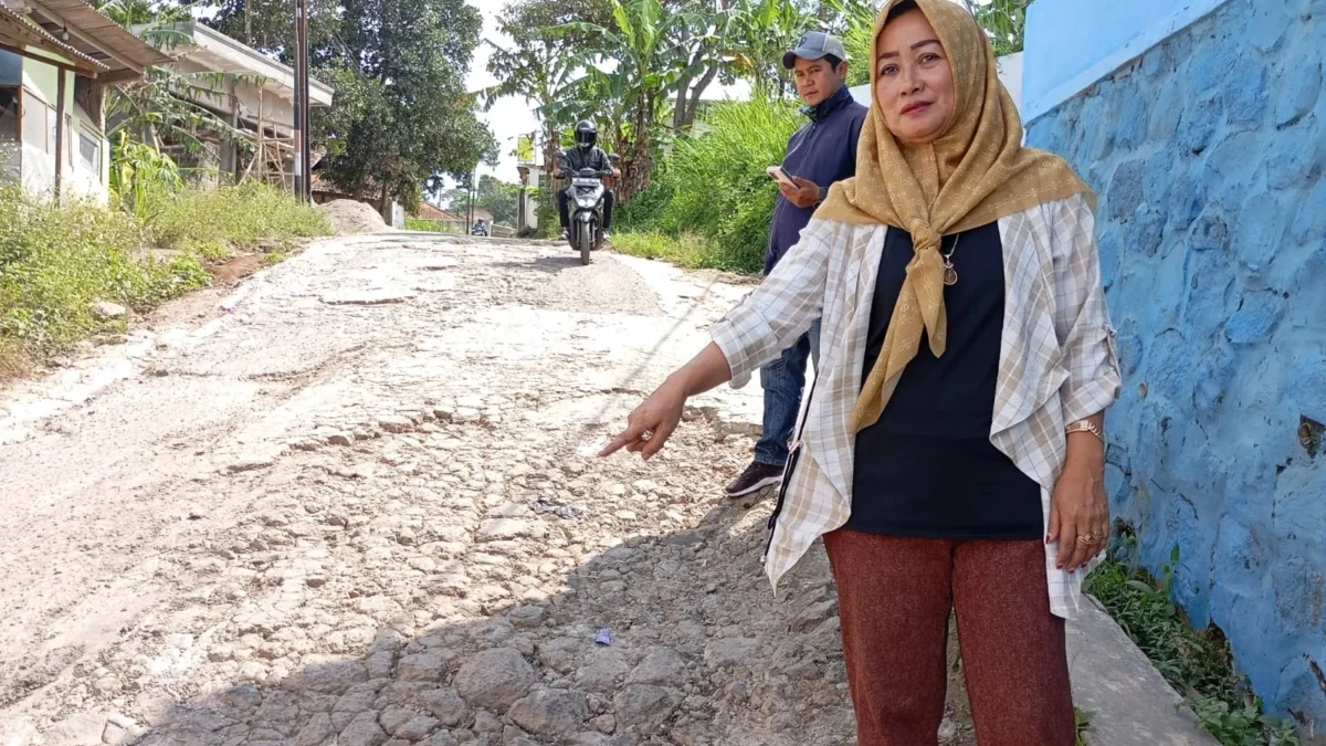Anggota DPRD Kabupaten Sumedang, Sonia Sugian soroti rusaknya jalan kabupaten yang menghubungkan dua Dusun di Desa Cikahuripan, Kecamatan Cimanggung.