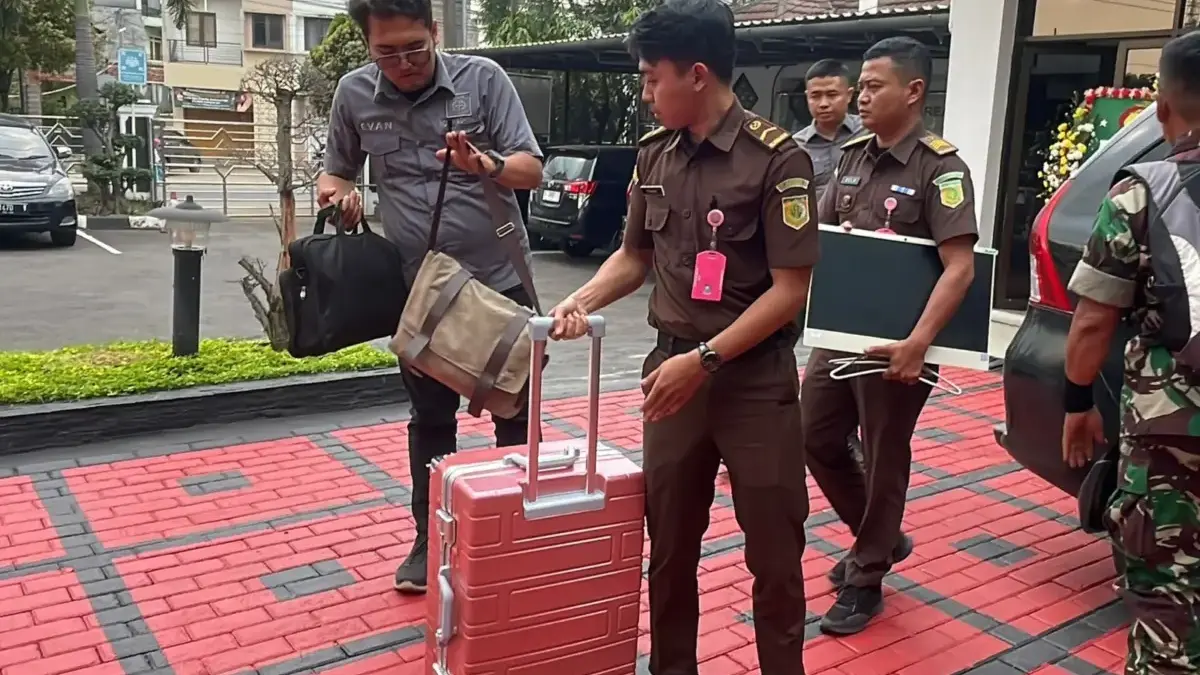 Dugaan Korupsi Mobil Lab COVID-19, Dinkes KBB Digeledah! Dokumen dan Barang Ini Disita Tim penyidik dari Seksi Tindak Pidana Khusus (Pidsus) menggeledah kantor Dinas Kesehatan (Dinkes) Kabupaten Ba