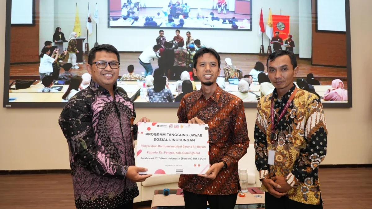 Wakil Direktur Utama Telkom Muhammad Awaluddin saat menerima cinderamata dari perwakilan mahasiswa UGM pada acara MBA Catalyst Summit 2025 di Universitas Gadjah Mada (UGM), pada Sabtu (5/7).