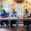 Koordinator Solidaritas P3JB Herdis Subarja (tengah) membacakan surat untuk Presiden, Kamis (31/7)