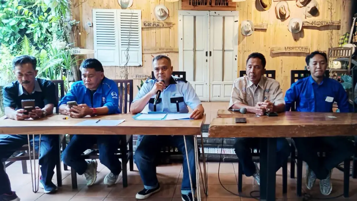 Koordinator Solidaritas P3JB Herdis Subarja (tengah) membacakan surat untuk Presiden, Kamis (31/7)