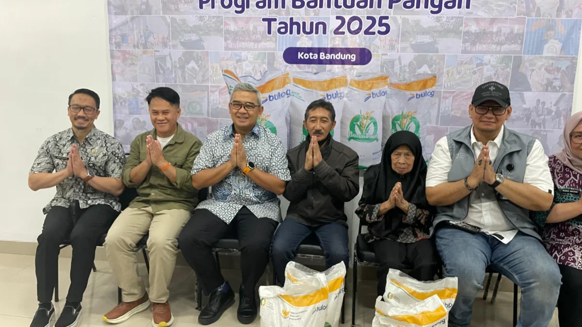 Penyaluran Perdana Bantuan Pangan oleh Perum BULOG Kancab Bandung Didampingi Wali Kota Bandung