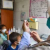 Petugas kesehatan menyiapkan cairan tuberkulin untuk tes mantoux bagi pasien di Puskesmas Garuda, Kota Bandung, beberapa waktu lalu. Foto: Dimas Rachmatsyah / Jabar Ekspres