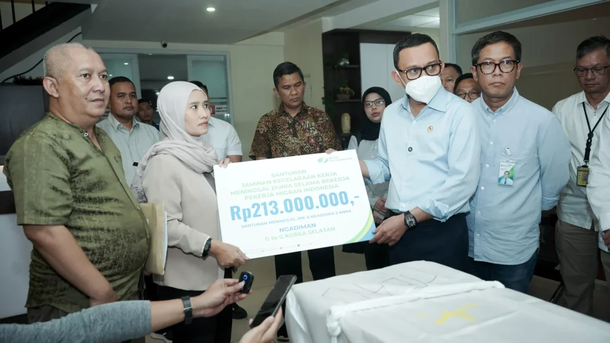Menteri Perlindungan Pekerja Migran Indonesia, Abdul Kadir Karding saat menyerahkan santunan dari BPJS Ketenagakerjaan kepada keluarga almarhum Ngadiman, seorang PMI asal Cilacap, Jawa Tengah, yang meninggal dunia akibat kecelakaan kerja di Korea Selatan.