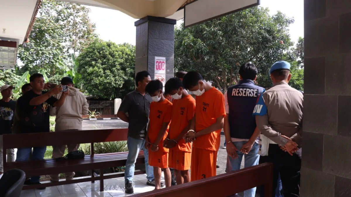 Tiga tersangka ditahan di Polsek Pataruman Kota Banjar, Rabu (9/7/2025). (Cecep Herdi/Jabar Ekspres)