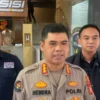 Dok. Kabid Humas Polda Jabar Kombes Pol Hendra Rochmawan (tengah) saat menyampaikan hasil pemerikasaan Lisa Mariana atas dugaan video syur. Selasa (15/7).