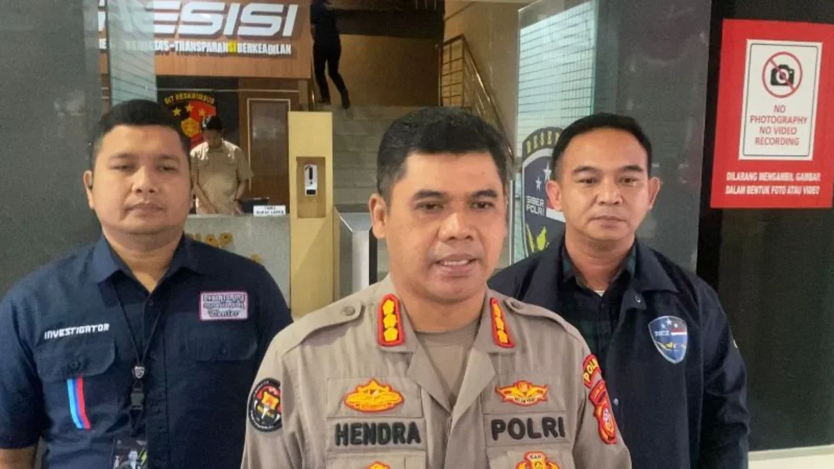 Dok. Kabid Humas Polda Jabar Kombes Pol Hendra Rochmawan (tengah) saat menyampaikan hasil pemerikasaan Lisa Mariana atas dugaan video syur. Selasa (15/7).