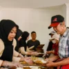 Petugas memberikan makanan kepada warga di Warung Makan Gratis Bunda di Jalan Progo, Kota Bandung, baru-baru ini. Foto: Dimas Rachmatsyah / Jabar Ekspres