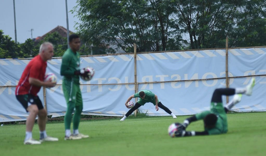 Adam Przybek Sudah Gabung Latihan, Begini Reaksi para Kiper Persib Bandung