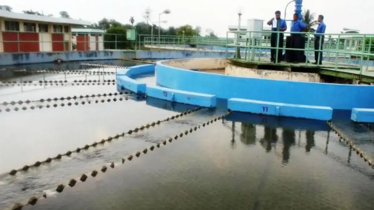 Air untuk Warga, Jabatan untuk Keluarga? ILUSTRASI: Para pekerja PT PDAM Tirtawenging Kota Bandung meninjau debit ketersediaan air minum untuk disalurk