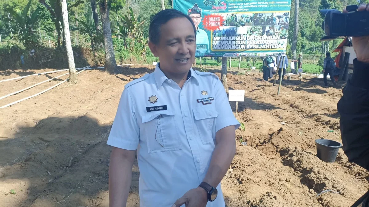 Kepala Dinas Lingkungan Hidup Kabupaten Bandung Asep Kusumah saat menjelaskan tentang program Gepak Sayang.