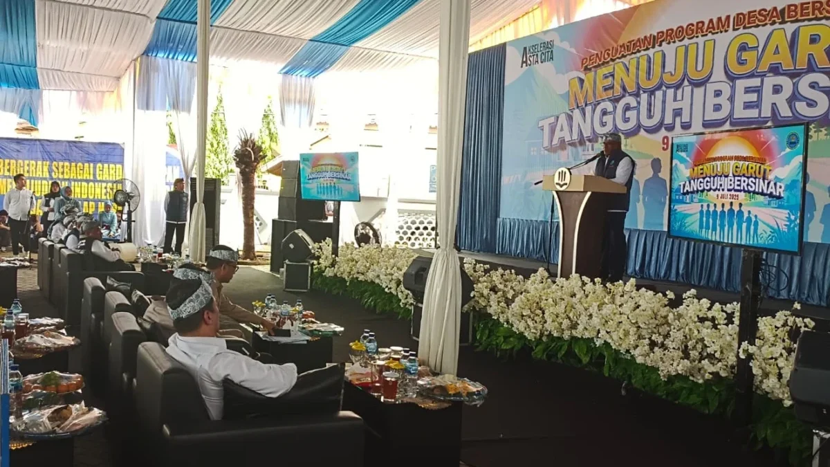 BERIKAN ARAHAN: Kepala Badan Narkotika Nasional (BNN) RI, Marthinus saat pengukuhan Desa Bersinar di Kecamatan Cibalong, Garut, Jawa Barat, Rabu, 9 Juli 2025.