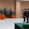 Rektor Unjani, Prof. Dr. Agus Subagyo, S.IP., M.Si., saat melantik Prof. Dr. Budiman., S. Pd., SKM., S. Kep., Ners., M. Kes., MH. Kes., M. Kep., CBCHN sebagai Wakil Rektor (Warek) I Bidang Akademik Unjani, Senin (7/7/2025).