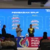 Pelatih/official tim melakukan drawing pembagian grup di Supersoccer Arena, Kudus, Jawa Tengah, Minggu (6/7).