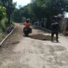 Jalan Menuju Stasiun Tegalluar Rusak Parah, Perbaikan Mulai Dilakukan Meski Tak Ada Transparansi Anggaran