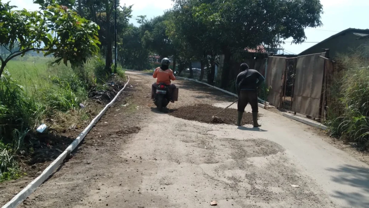 Jalan Menuju Stasiun Tegalluar Rusak Parah, Perbaikan Mulai Dilakukan Meski Tak Ada Transparansi Anggaran