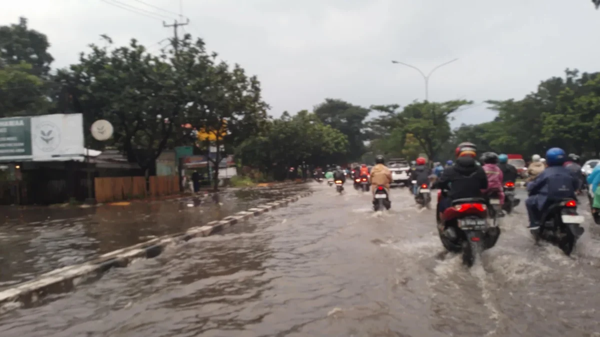 Jalan Soekarno Hatta Arah Cibiru Banjir, Sejumlah Kendaraan Roda Dua Mogok