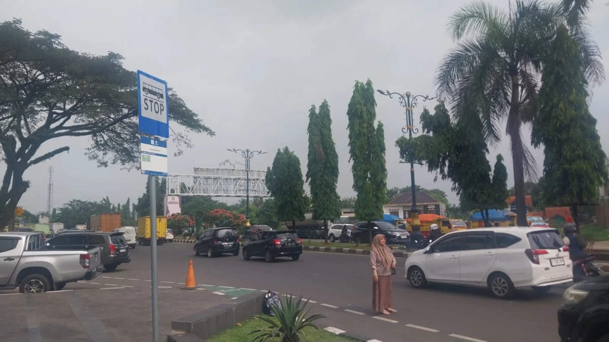 Tidak Ada Halte Bus Transjabodetabek Rute P11 di Sentul, Penumpang: Panas dan Cape