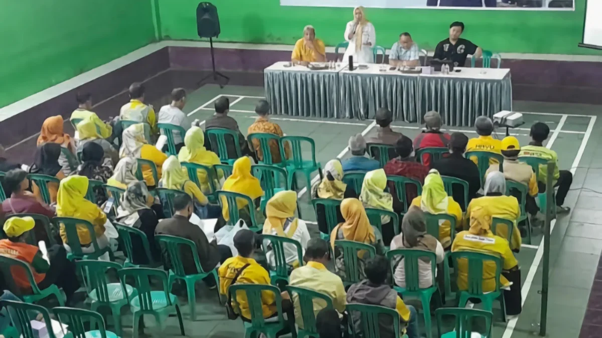 Infrastruktur Jadi Prioritas di Sumedang, Anggota DPRD Ini Kawal Percepatan Pembangunan Jalan Anggota DPRD Kabupaten Sumedang dari Daerah Pemilihan (Dapil) 6, Sonia Sugian saat pemaparan di depan warga terkait percepatan prioritas, mendorong pembangunan infrastruktur jalan di wilayah dapilnya.