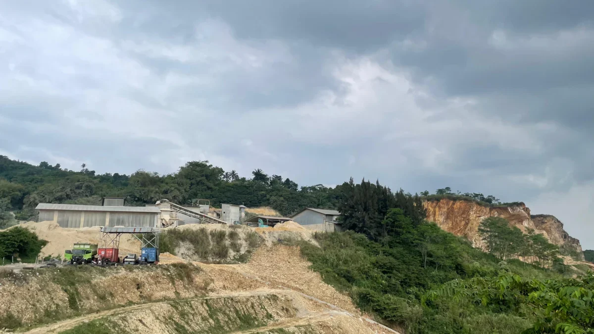 Bentang alam Karst Citatah yang megah perlahan rusak akibat aktivitas tambang yang terus berlangsung di tengah lemahnya perlindungan regulasi. Dok Jabar Ekspres/Suwitno