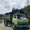 Para pekerja tambang saat menaiki truk pengangkut batu di Gunung Masigit, Kawasan Karst Citatah, Bandung Barat. Dok Jabar Ekspres/Suwitno