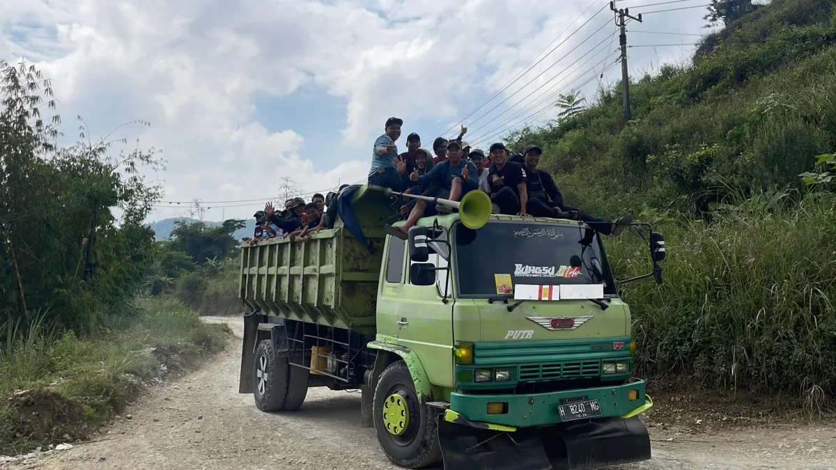 Para pekerja tambang saat menaiki truk pengangkut batu di Gunung Masigit, Kawasan Karst Citatah, Bandung Barat. Dok Jabar Ekspres/Suwitno