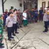 Ist. Polisi saat lakukan penyelidikan terhadap dugaan kasus perusakan sebuah rumah di Desa Tangkil, Cidahu, Kabupaten Sukabumi. Istimewa.