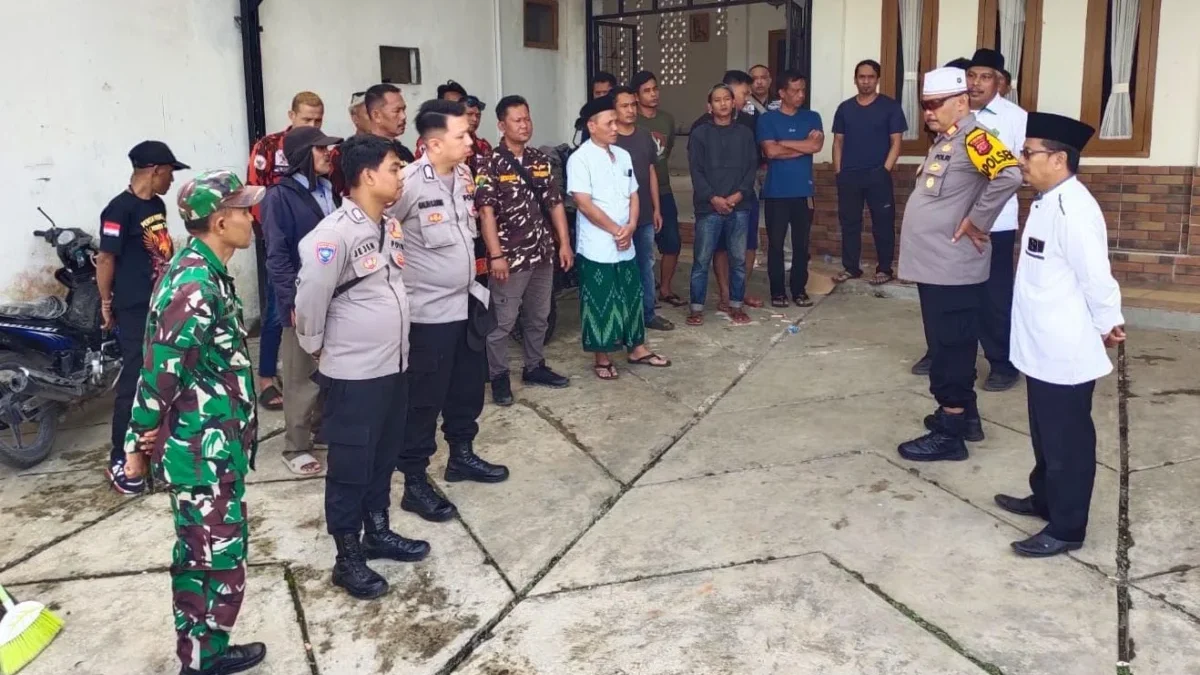 Jadi 8 Orang, Polisi Berhasil Amankan Tersangka Baru dalam Perusakan Rumah Singgah di Kabupaten Sukabumi Ist. Polisi saat lakukan penyelidikan terhadap dugaan kasus perusakan sebuah rumah di Desa Tangkil, Cidahu, Kabupaten Sukabumi. Istimewa.