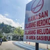 Warga berjalan di kawasan bebas asap rokok di area Lapangan Gasibu, Kota Bandung. Foto: Dimas Rachmatsyah / Jabar Ekspres