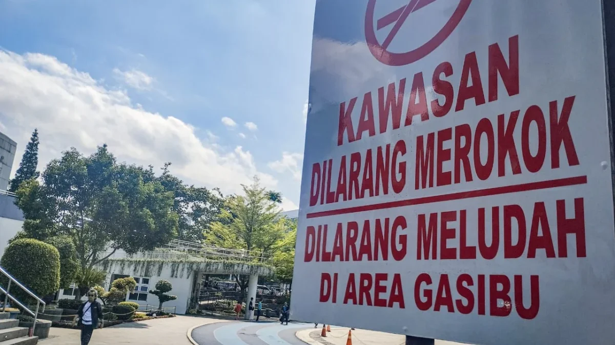 Warga berjalan di kawasan bebas asap rokok di area Lapangan Gasibu, Kota Bandung. Foto: Dimas Rachmatsyah / Jabar Ekspres