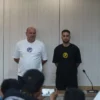 Pelatih Persib Bojan Hodak dan gelandang baru Persib asal Argentina, Luciano Guaycochea saat jumpa pers laga perdana Piala Presiden 2025 di Stadion Si Jalak Harupat, Kabupaten Bandung, Sabtu (5/7/2025). Foto Agi