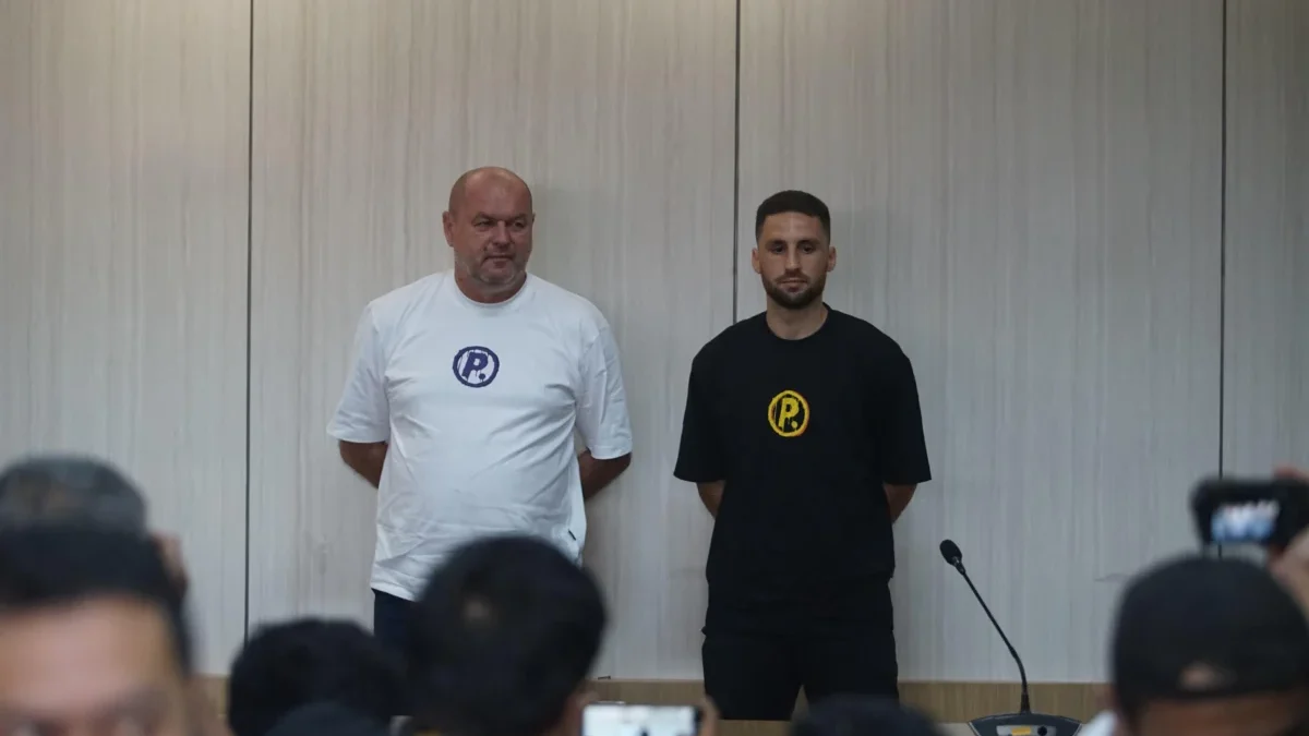 Pelatih Persib Bojan Hodak dan gelandang baru Persib asal Argentina, Luciano Guaycochea saat jumpa pers laga perdana Piala Presiden 2025 di Stadion Si Jalak Harupat, Kabupaten Bandung, Sabtu (5/7/2025). Foto Agi