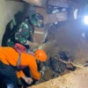 Tim SAR mencari korban longsor Megamendung Bogor