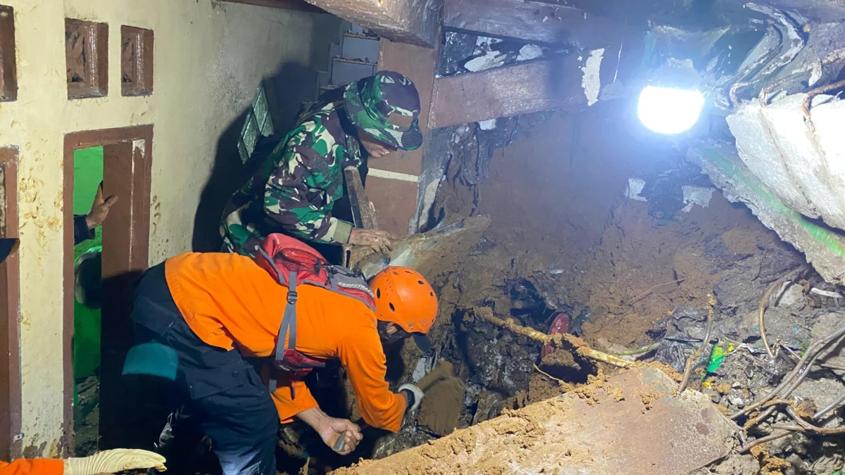 Tim SAR mencari korban longsor Megamendung Bogor