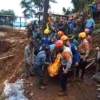 Proses evakuasi jenazah korban yang tertimbun longsor di Cisarua, Kabupaten Bogor. Foto: Damkar Kabupaten Bogor