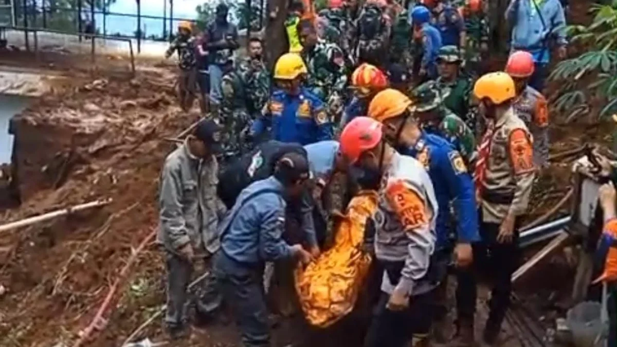 Proses evakuasi jenazah korban yang tertimbun longsor di Cisarua, Kabupaten Bogor. Foto: Damkar Kabupaten Bogor