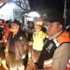 Bupati Bogor Rudy Susmanto turun langusng meninjau lokasi bencana longsor di Kecamatan Megamendung dan Kecamatan Cisarua, Kabupaten Bogor, Sabtu (5/7) malam