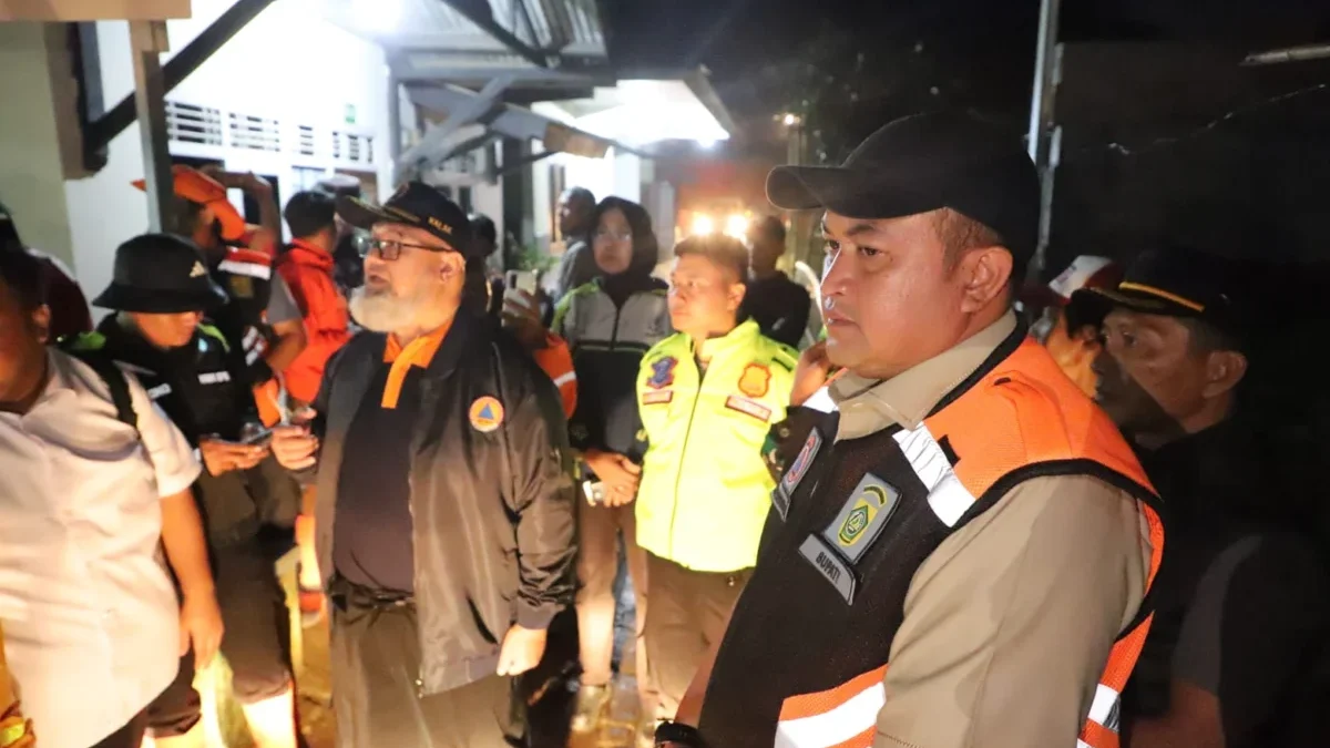 Bupati Bogor Rudy Susmanto turun langusng meninjau lokasi bencana longsor di Kecamatan Megamendung dan Kecamatan Cisarua, Kabupaten Bogor, Sabtu (5/7) malam