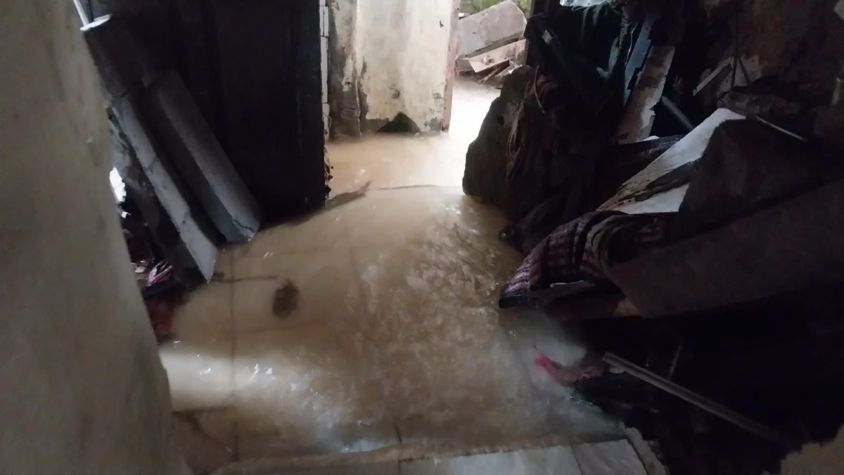 Bencana Kepung Rawasedek, Rugi Material dan Sebabkan Korban Jiwa Salah satu kondisi rumah milik warga Rawasedek, Megamendung, Kabupaten Bogor yang masih dilintasi oleh air, pada Minggu (6/7/2025). Foto: Regi