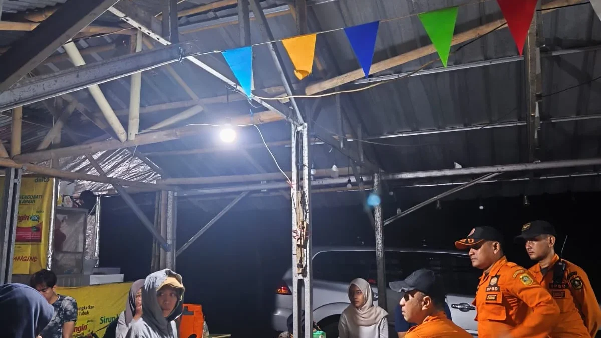 Petugas BPBD saat memberikan edukasi kepada enam orang yang usai melakukan tracking di Cisadon, Kabupaten Bogor. Foto: BPBD Kabupaten Bogor