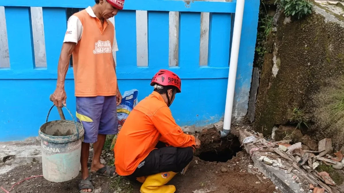 Rumah di Cibabat Rusak Akibat Tanah Bergerak, BPBD Tegaskan Masuk Golongan Longsor