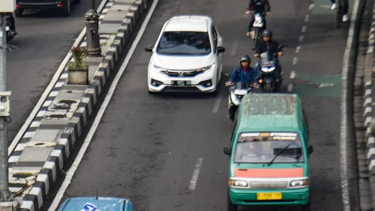 Transformasi Transportasi Bandung: Wacana Penghapusan Trayek Angkot dan Lahirnya “Angkot Cerdas” Transformasi Transportasi Bandung: Wacana Penghapusan Trayek Angkot dan Lahirnya “Angkot Cerdas”