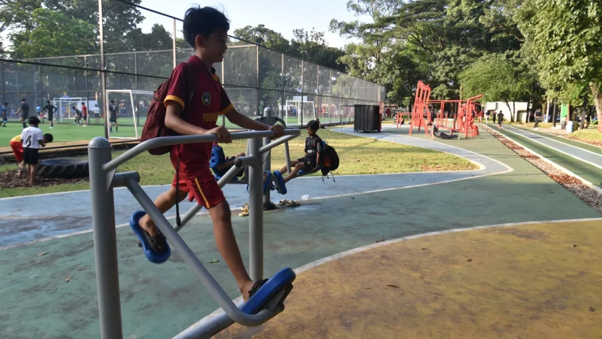 Bakal Evaluasi Rutin, Taman Supratman Masih dalam Masa Percobaan Warga berolahraga di Taman Supratman, Kota Bandung, Kamis (10/7). Foto: Dimas Rachmatsyah / Jabar Ekspres